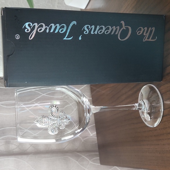 🍷⚜️Pretty fleur-de-lis wine glass in perfect new condition!⚜️ - Picture 6 of 8